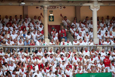 Público asistente a la Plaza de Toros de Pamplona durante la séptima corrida de la Feria del Toro 2019 con la ganadería de La Palmosilla para los diestros José Garrido, Luis David Adame y Javier Marín