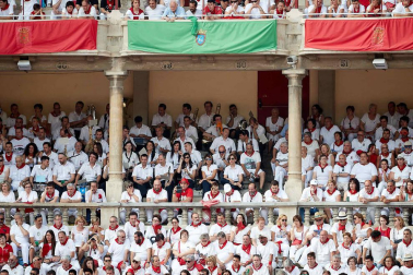 Público asistente a la Plaza de Toros de Pamplona durante la séptima corrida de la Feria del Toro 2019 con la ganadería de La Palmosilla para los diestros José Garrido, Luis David Adame y Javier Marín