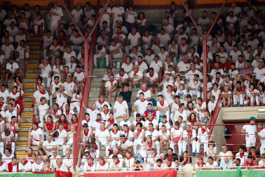 Público asistente a la Plaza de Toros de Pamplona durante la séptima corrida de la Feria del Toro 2019 con la ganadería de La Palmosilla para los diestros José Garrido, Luis David Adame y Javier Marín