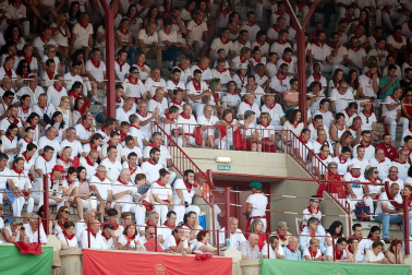 Público asistente a la Plaza de Toros de Pamplona durante la séptima corrida de la Feria del Toro 2019 con la ganadería de La Palmosilla para los diestros José Garrido, Luis David Adame y Javier Marín