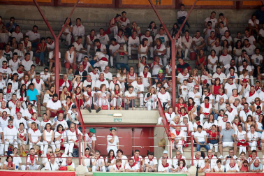 Público asistente a la Plaza de Toros de Pamplona durante la séptima corrida de la Feria del Toro 2019 con la ganadería de La Palmosilla para los diestros José Garrido, Luis David Adame y Javier Marín
