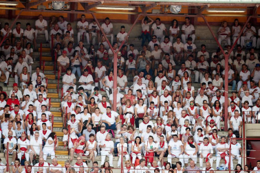 Público asistente a la Plaza de Toros de Pamplona durante la séptima corrida de la Feria del Toro 2019 con la ganadería de La Palmosilla para los diestros José Garrido, Luis David Adame y Javier Marín