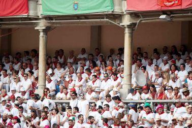 Público asistente a la Plaza de Toros de Pamplona durante la séptima corrida de la Feria del Toro 2019 con la ganadería de La Palmosilla para los diestros José Garrido, Luis David Adame y Javier Marín