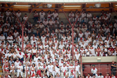 Público asistente a la Plaza de Toros de Pamplona durante la séptima corrida de la Feria del Toro 2019 con la ganadería de La Palmosilla para los diestros José Garrido, Luis David Adame y Javier Marín