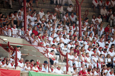 Público asistente a la Plaza de Toros de Pamplona durante la séptima corrida de la Feria del Toro 2019 con la ganadería de La Palmosilla para los diestros José Garrido, Luis David Adame y Javier Marín
