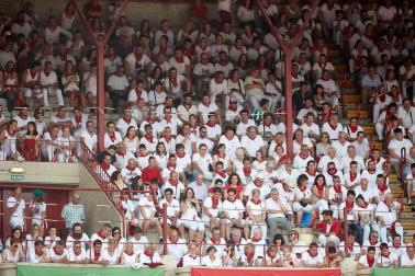 Público asistente a la Plaza de Toros de Pamplona durante la séptima corrida de la Feria del Toro 2019 con la ganadería de La Palmosilla para los diestros José Garrido, Luis David Adame y Javier Marín