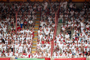 Público asistente a la Plaza de Toros de Pamplona durante la séptima corrida de la Feria del Toro 2019 con la ganadería de La Palmosilla para los diestros José Garrido, Luis David Adame y Javier Marín