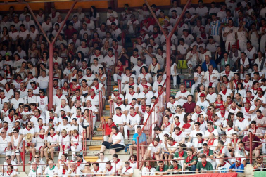 Público asistente a la Plaza de Toros de Pamplona durante la séptima corrida de la Feria del Toro 2019 con la ganadería de La Palmosilla para los diestros José Garrido, Luis David Adame y Javier Marín