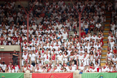 Público asistente a la Plaza de Toros de Pamplona durante la séptima corrida de la Feria del Toro 2019 con la ganadería de La Palmosilla para los diestros José Garrido, Luis David Adame y Javier Marín