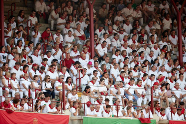 Público asistente a la Plaza de Toros de Pamplona durante la séptima corrida de la Feria del Toro 2019 con la ganadería de La Palmosilla para los diestros José Garrido, Luis David Adame y Javier Marín