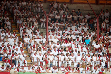 Público asistente a la Plaza de Toros de Pamplona durante la séptima corrida de la Feria del Toro 2019 con la ganadería de La Palmosilla para los diestros José Garrido, Luis David Adame y Javier Marín