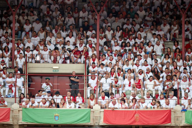 Público asistente a la Plaza de Toros de Pamplona durante la séptima corrida de la Feria del Toro 2019 con la ganadería de La Palmosilla para los diestros José Garrido, Luis David Adame y Javier Marín