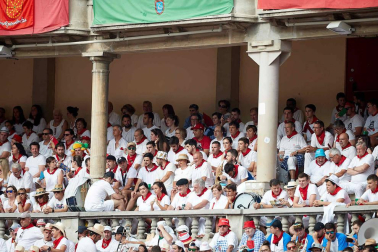 Público asistente a la Plaza de Toros de Pamplona durante la séptima corrida de la Feria del Toro 2019 con la ganadería de La Palmosilla para los diestros José Garrido, Luis David Adame y Javier Marín