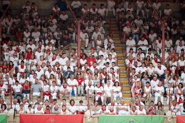 Público asistente a la Plaza de Toros de Pamplona durante la séptima corrida de la Feria del Toro 2019 con la ganadería de La Palmosilla para los diestros José Garrido, Luis David Adame y Javier Marín