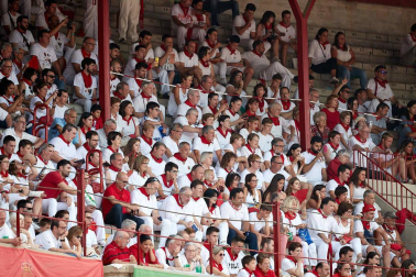 Público asistente a la Plaza de Toros de Pamplona durante la séptima corrida de la Feria del Toro 2019 con la ganadería de La Palmosilla para los diestros José Garrido, Luis David Adame y Javier Marín