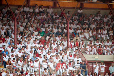 Público asistente a la Plaza de Toros de Pamplona durante la séptima corrida de la Feria del Toro 2019 con la ganadería de La Palmosilla para los diestros José Garrido, Luis David Adame y Javier Marín