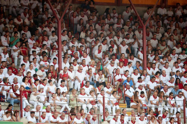 Público asistente a la Plaza de Toros de Pamplona durante la séptima corrida de la Feria del Toro 2019 con la ganadería de La Palmosilla para los diestros José Garrido, Luis David Adame y Javier Marín