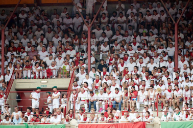 Público asistente a la Plaza de Toros de Pamplona durante la séptima corrida de la Feria del Toro 2019 con la ganadería de La Palmosilla para los diestros José Garrido, Luis David Adame y Javier Marín