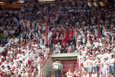 Público asistente a la Plaza de Toros de Pamplona durante la séptima corrida de la Feria del Toro 2019 con la ganadería de La Palmosilla para los diestros José Garrido, Luis David Adame y Javier Marín