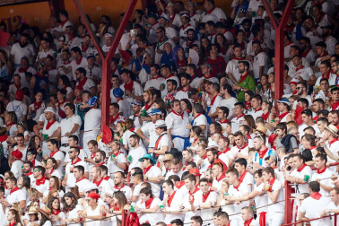 Público asistente a la Plaza de Toros de Pamplona durante la séptima corrida de la Feria del Toro 2019 con la ganadería de La Palmosilla para los diestros José Garrido, Luis David Adame y Javier Marín