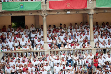 Público asistente a la Plaza de Toros de Pamplona durante la séptima corrida de la Feria del Toro 2019 con la ganadería de La Palmosilla para los diestros José Garrido, Luis David Adame y Javier Marín