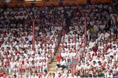 Público asistente a la Plaza de Toros de Pamplona durante la séptima corrida de la Feria del Toro 2019 con la ganadería de La Palmosilla para los diestros José Garrido, Luis David Adame y Javier Marín