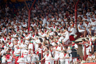 Público asistente a la Plaza de Toros de Pamplona durante la séptima corrida de la Feria del Toro 2019 con la ganadería de La Palmosilla para los diestros José Garrido, Luis David Adame y Javier Marín