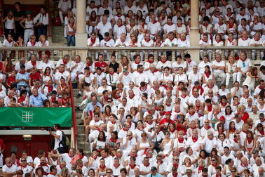 Público asistente a la Plaza de Toros de Pamplona durante la séptima corrida de la Feria del Toro 2019 con la ganadería de La Palmosilla para los diestros José Garrido, Luis David Adame y Javier Marín