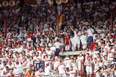 Público asistente a la Plaza de Toros de Pamplona durante la séptima corrida de la Feria del Toro 2019 con la ganadería de La Palmosilla para los diestros José Garrido, Luis David Adame y Javier Marín