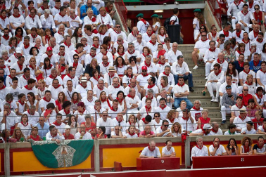 Público asistente a la Plaza de Toros de Pamplona durante la séptima corrida de la Feria del Toro 2019 con la ganadería de La Palmosilla para los diestros José Garrido, Luis David Adame y Javier Marín