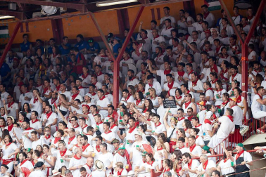Público asistente a la Plaza de Toros de Pamplona durante la séptima corrida de la Feria del Toro 2019 con la ganadería de La Palmosilla para los diestros José Garrido, Luis David Adame y Javier Marín