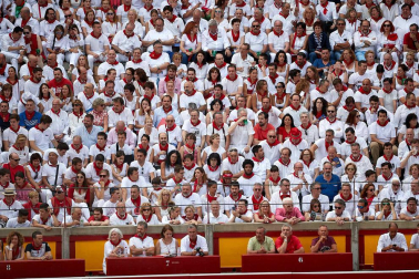 Público asistente a la Plaza de Toros de Pamplona durante la séptima corrida de la Feria del Toro 2019 con la ganadería de La Palmosilla para los diestros José Garrido, Luis David Adame y Javier Marín