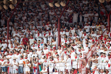 Público asistente a la Plaza de Toros de Pamplona durante la séptima corrida de la Feria del Toro 2019 con la ganadería de La Palmosilla para los diestros José Garrido, Luis David Adame y Javier Marín