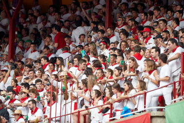 Público asistente a la Plaza de Toros de Pamplona durante la séptima corrida de la Feria del Toro 2019 con la ganadería de La Palmosilla para los diestros José Garrido, Luis David Adame y Javier Marín