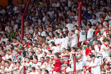 Público asistente a la Plaza de Toros de Pamplona durante la séptima corrida de la Feria del Toro 2019 con la ganadería de La Palmosilla para los diestros José Garrido, Luis David Adame y Javier Marín