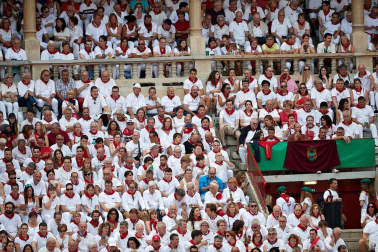 Público asistente a la Plaza de Toros de Pamplona durante la séptima corrida de la Feria del Toro 2019 con la ganadería de La Palmosilla para los diestros José Garrido, Luis David Adame y Javier Marín