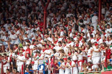 Público asistente a la Plaza de Toros de Pamplona durante la séptima corrida de la Feria del Toro 2019 con la ganadería de La Palmosilla para los diestros José Garrido, Luis David Adame y Javier Marín