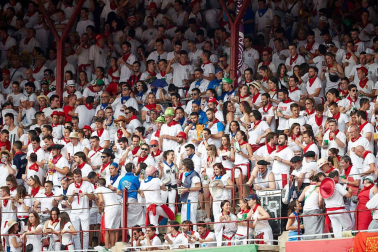 Público asistente a la Plaza de Toros de Pamplona durante la séptima corrida de la Feria del Toro 2019 con la ganadería de La Palmosilla para los diestros José Garrido, Luis David Adame y Javier Marín