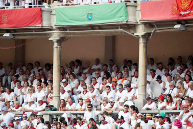 Público asistente a la Plaza de Toros de Pamplona durante la séptima corrida de la Feria del Toro 2019 con la ganadería de La Palmosilla para los diestros José Garrido, Luis David Adame y Javier Marín