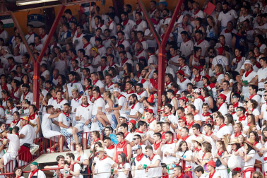 Público asistente a la Plaza de Toros de Pamplona durante la séptima corrida de la Feria del Toro 2019 con la ganadería de La Palmosilla para los diestros José Garrido, Luis David Adame y Javier Marín
