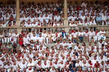 Público asistente a la Plaza de Toros de Pamplona durante la séptima corrida de la Feria del Toro 2019 con la ganadería de La Palmosilla para los diestros José Garrido, Luis David Adame y Javier Marín