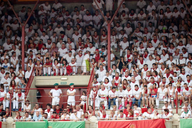 Público asistente a la Plaza de Toros de Pamplona durante la séptima corrida de la Feria del Toro 2019 con la ganadería de La Palmosilla para los diestros José Garrido, Luis David Adame y Javier Marín