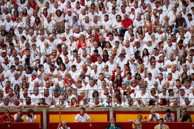 Público asistente a la Plaza de Toros de Pamplona durante la séptima corrida de la Feria del Toro 2019 con la ganadería de La Palmosilla para los diestros José Garrido, Luis David Adame y Javier Marín