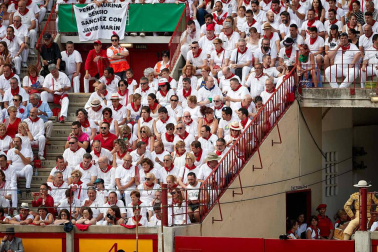 Público asistente a la Plaza de Toros de Pamplona durante la séptima corrida de la Feria del Toro 2019 con la ganadería de La Palmosilla para los diestros José Garrido, Luis David Adame y Javier Marín
