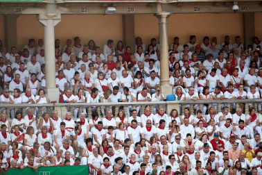 Público asistente a la Plaza de Toros de Pamplona durante la séptima corrida de la Feria del Toro 2019 con la ganadería de La Palmosilla para los diestros José Garrido, Luis David Adame y Javier Marín