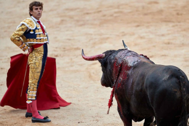 Imágenes de la corrida en la plaza de toros de Pamplona con reses de la ganadería de La Palmosilla para los diestros José Garrido, Luis David Adame y Javier Marín
