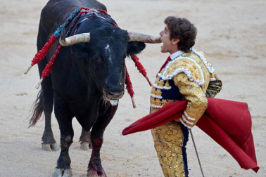 Imágenes de la corrida en la plaza de toros de Pamplona con reses de la ganadería de La Palmosilla para los diestros José Garrido, Luis David Adame y Javier Marín