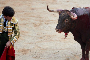 Imágenes de la corrida en la plaza de toros de Pamplona con reses de la ganadería de La Palmosilla para los diestros José Garrido, Luis David Adame y Javier Marín
