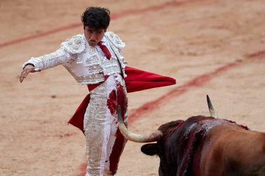 Imágenes de la corrida en la plaza de toros de Pamplona con reses de la ganadería de La Palmosilla para los diestros José Garrido, Luis David Adame y Javier Marín