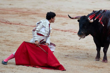 Imágenes de la corrida en la plaza de toros de Pamplona con reses de la ganadería de La Palmosilla para los diestros José Garrido, Luis David Adame y Javier Marín